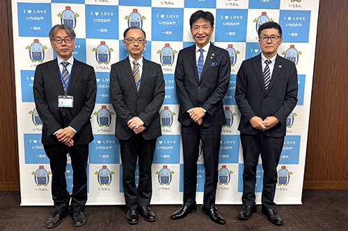 市長が記念撮影している写真