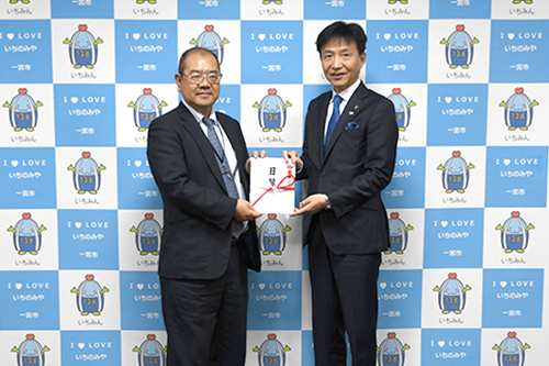 市長が記念撮影している写真