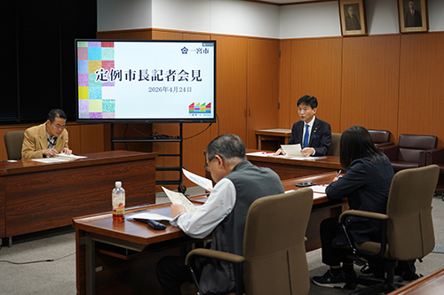 市長が記者会見をしている写真