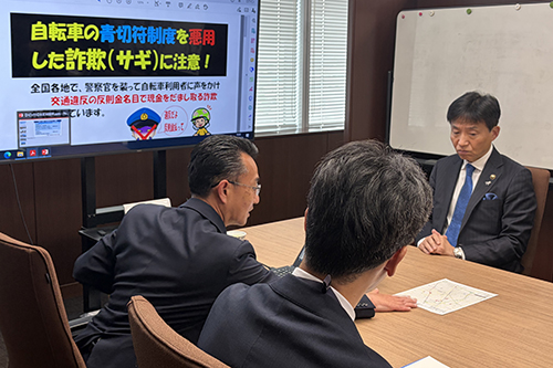 市長が説明を受けている写真