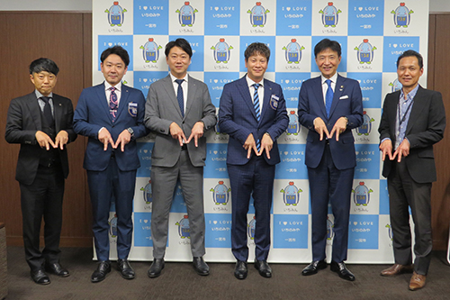 市長が記念撮影をしている写真