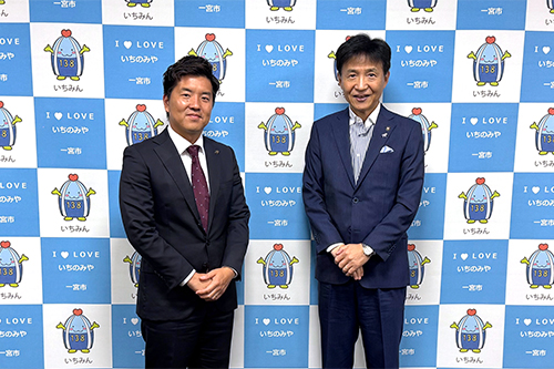 市長が記念撮影している写真
