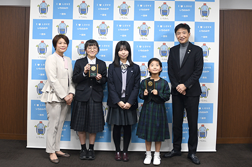 記念撮影の様子の写真