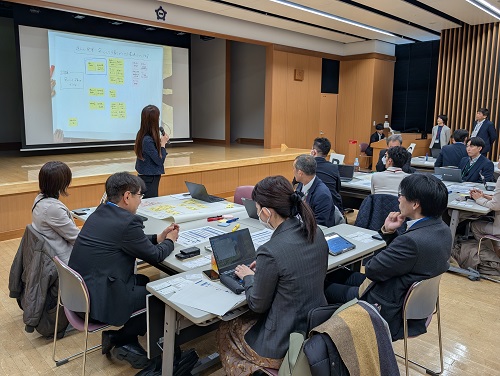 i-スマ定例会兼ワークショップにて発表をしている様子です。