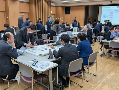 i-スマ定例会兼ワークショップにて意見交換をしている様子です。