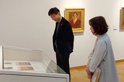市長が鑑賞している写真