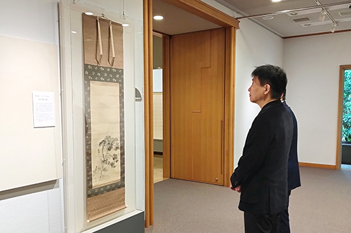 市長が鑑賞している写真