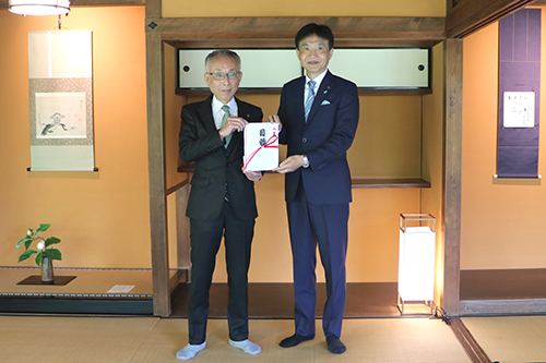 市長が記念撮影している写真
