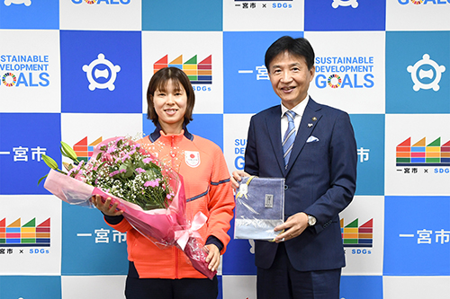 市長が記念撮影している写真