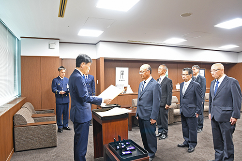 市長が伝達している写真