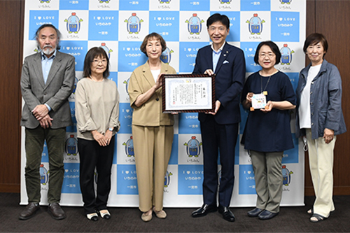市長が記念撮影している写真