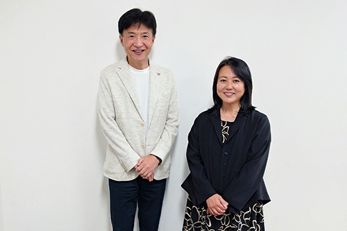 市長が杉田かおるさんと記念撮影している写真