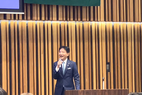 市長があいさつしている写真