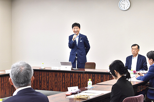 市長があいさつしている写真