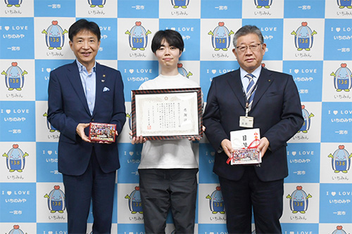 市長が記念撮影している写真