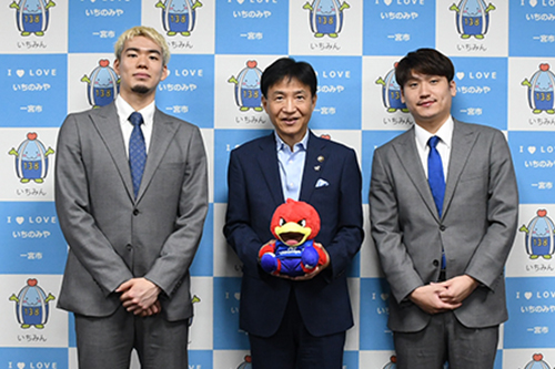 市長が記念撮影している写真