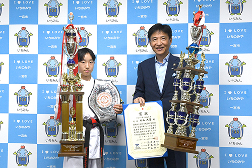 市長が記念撮影している写真