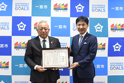 市長が記念撮影している写真