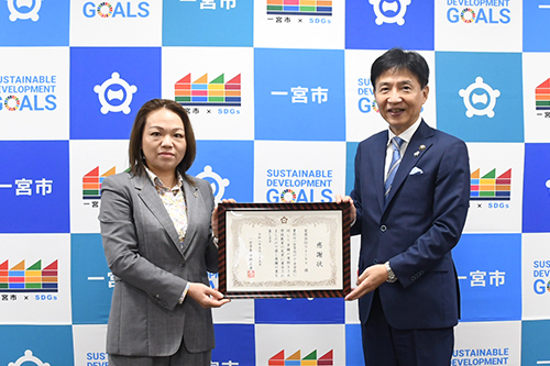 市長が記念撮影している写真