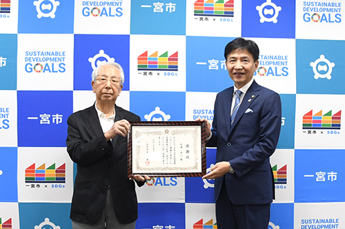 市長が記念撮影している写真