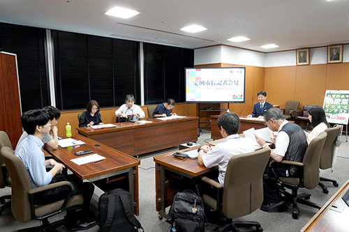 記者会見の様子の写真