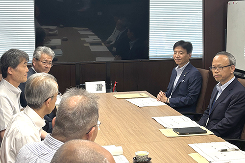 市長が説明を受けている写真