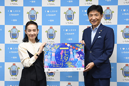 市長が記念撮影している写真