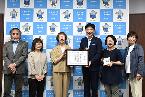 記念撮影の様子の写真