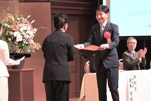市長が表彰状を受け取っている写真