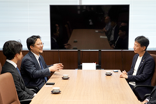 市長が意見交換している写真