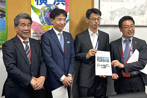 市長が記念撮影している写真