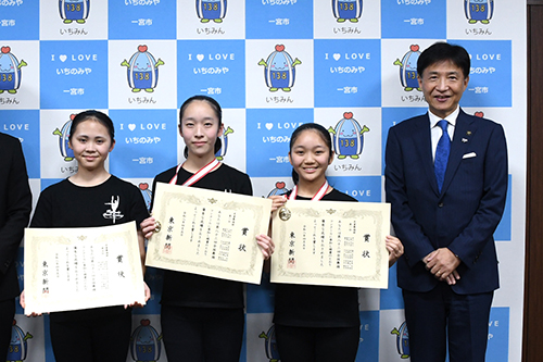 市長が記念撮影している写真
