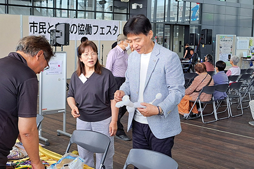 市長が出展者と交流している写真