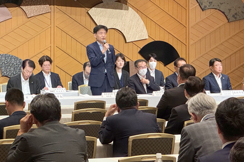 財政委員会で市長が挨拶している写真