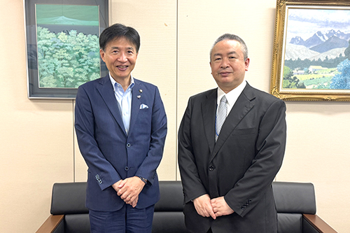 市長が記念撮影している写真
