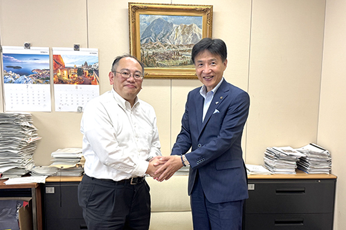 市長が記念撮影している写真