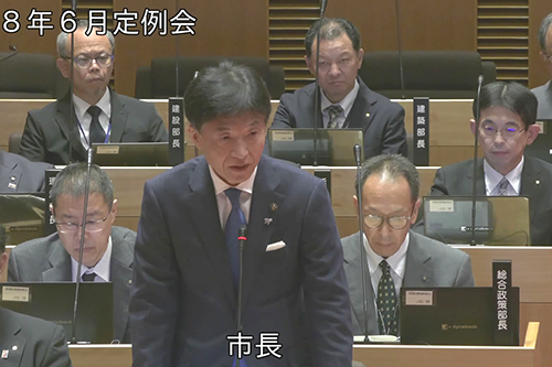 市長が答弁している写真