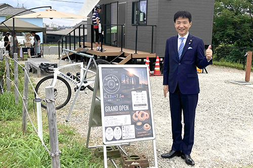 市長が記念撮影している写真