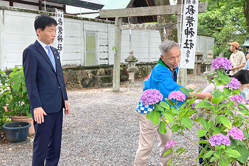 市長が鑑賞している写真