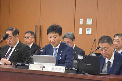 市長が答弁している写真