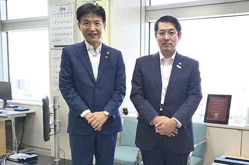 市長が記念撮影している写真