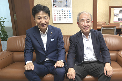 市長が記念撮影している写真