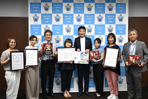 市長が記念撮影している写真