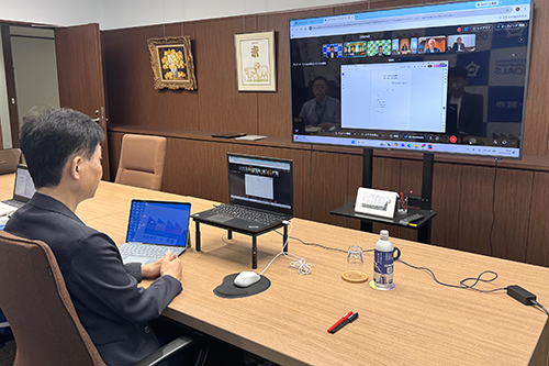 市長がオンライン会議に参加している写真