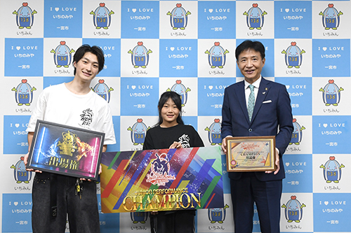 市長が記念撮影している写真