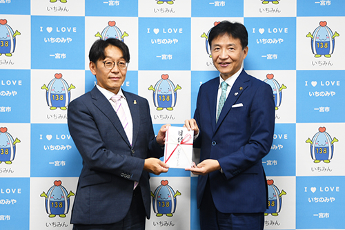 市長が目録を受け取っている写真