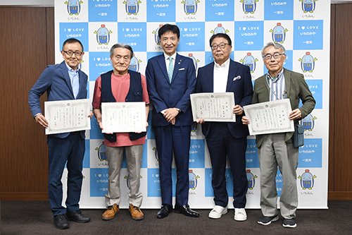 市長が記念撮影している写真