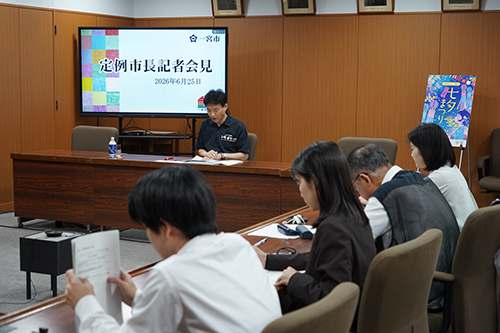 記者会見の様子の写真