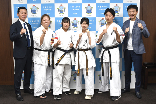 市長が記念撮影している写真