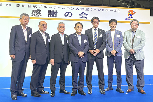 市長が記念撮影している写真